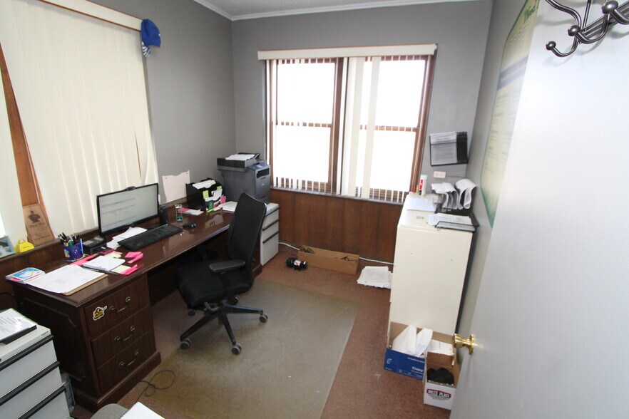 More Photos Of 400 S Pine St, Burlington General Retail For Sale