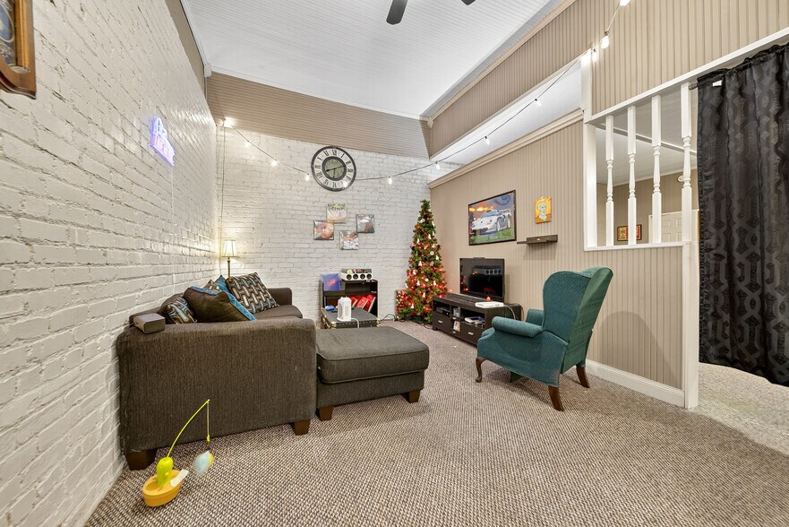 More Photos Of 109 7th Ave E, Springfield Flex For Sale