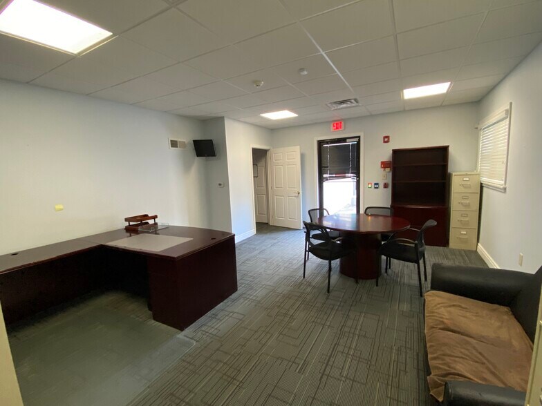 More Photos Of 2741 Noblestown Rd, Pittsburgh Office For Lease