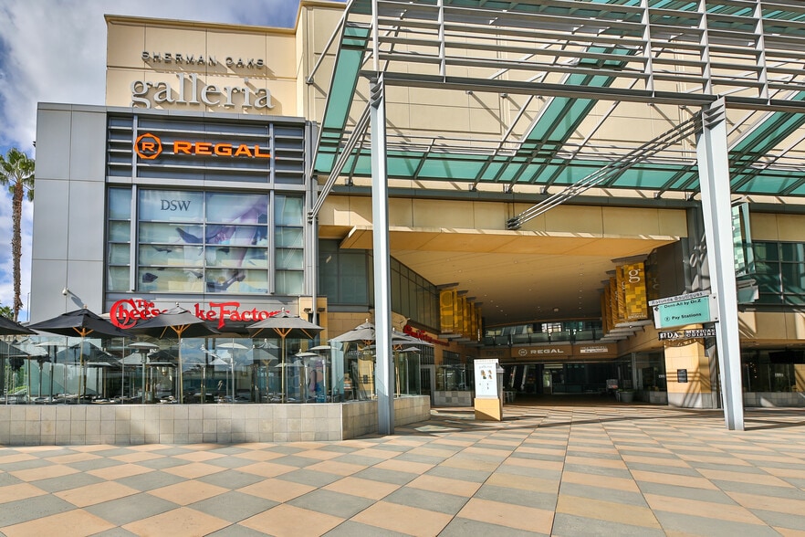 More Photos Of 15301 Ventura Blvd, Sherman Oaks Unknown For Lease