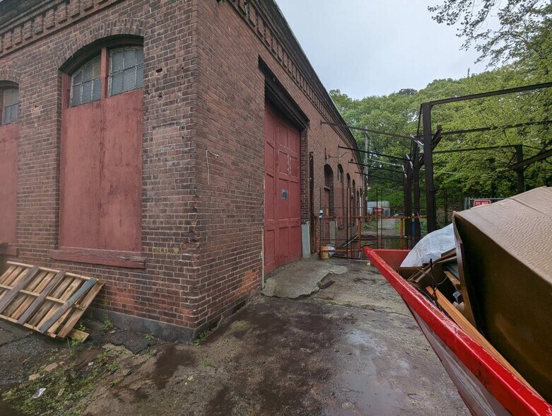 More Photos Of 70 Moshassuck Rd, Lincoln Manufacturing For Lease