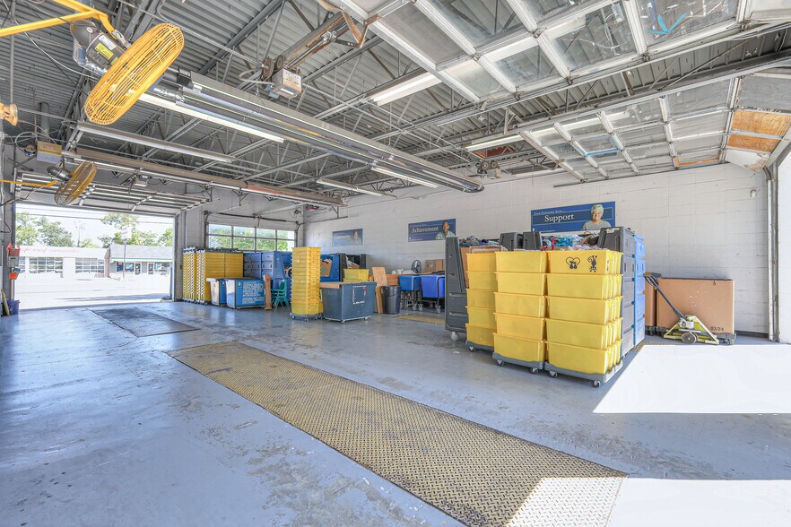 More Photos Of 327 W Main St, Hendersonville Freestanding For Sale