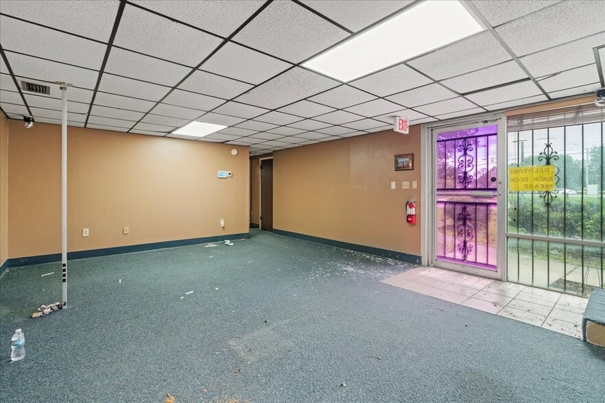 More Photos Of 1001 NE Waldo Rd, Gainesville Office For Sale