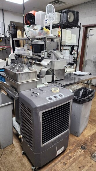 More Photos Of 802 S Main St, Belton General Retail For Sale