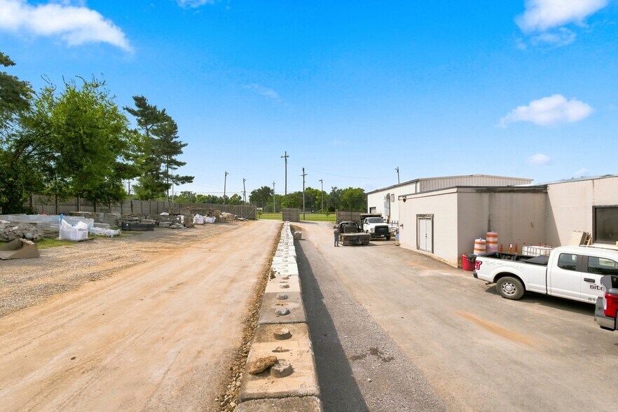 More Photos Of 6115 Robertson Ave, Nashville Warehouse For Lease
