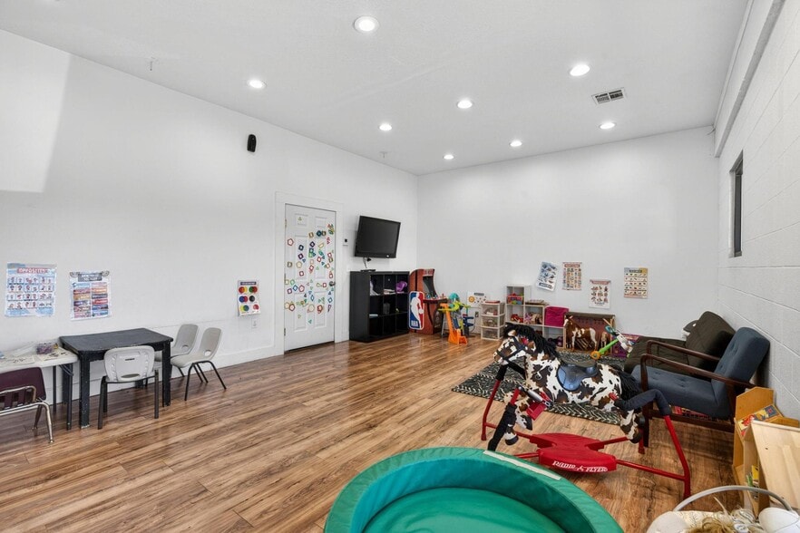 More Photos Of 75 N 200 W, Hurricane Freestanding For Sale
