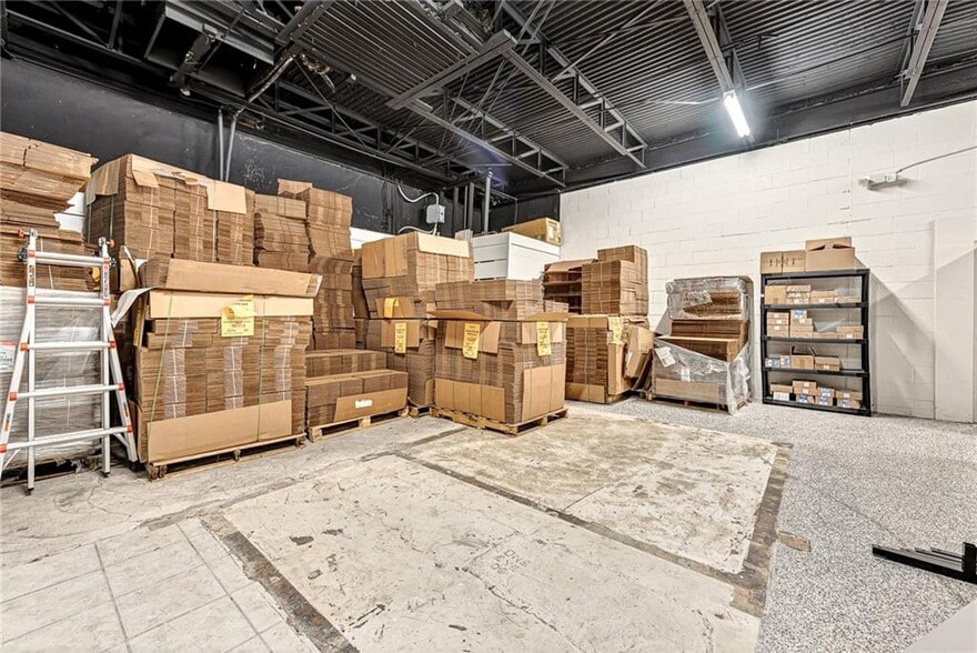 More Photos Of 427 N College Ave, Fayetteville Storefront For Sale