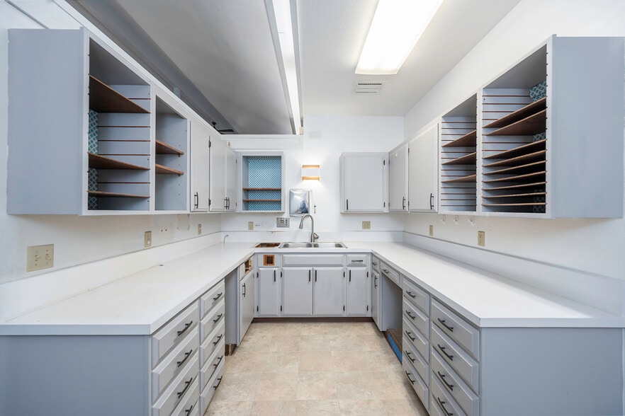 More Photos Of 1336 E Hunter Pl, Moses Lake Office For Sale