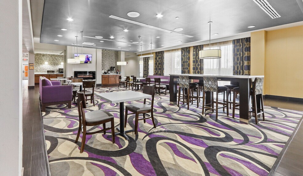 More Photos Of 203 E Highway 90, Luling Hotel For Sale
