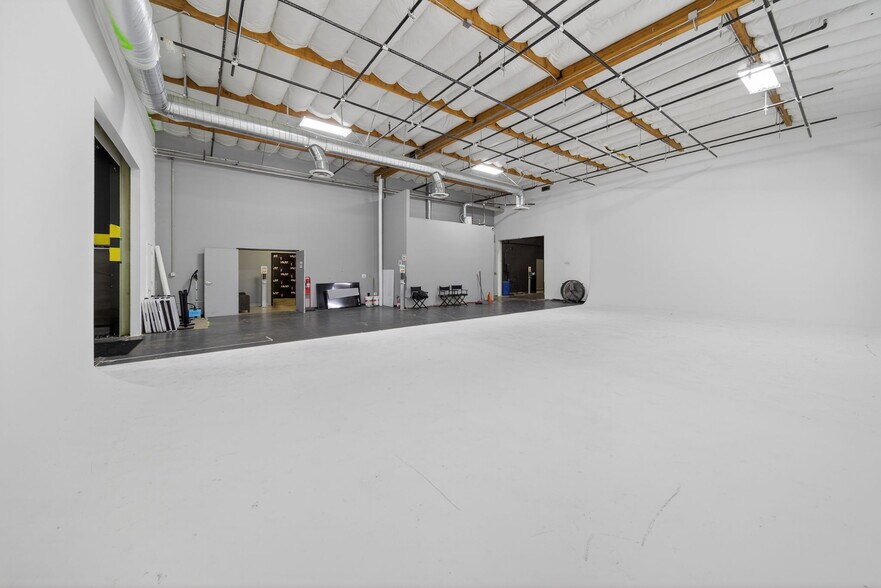 More Photos Of 20938 Osborne St, Canoga Park Warehouse For Sale
