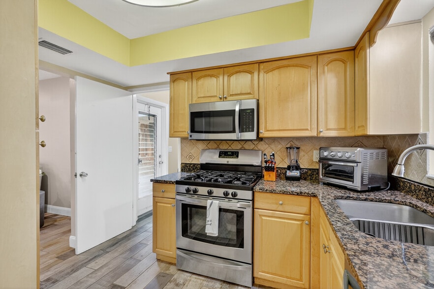 More Photos Of 1884 Southpointe Dr, Sarasota Apartments For Sale