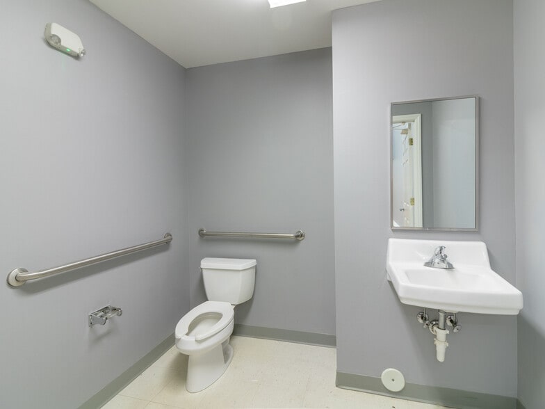 More Photos Of 13 W Washington St, Greenville Storefront Retail Office For Lease