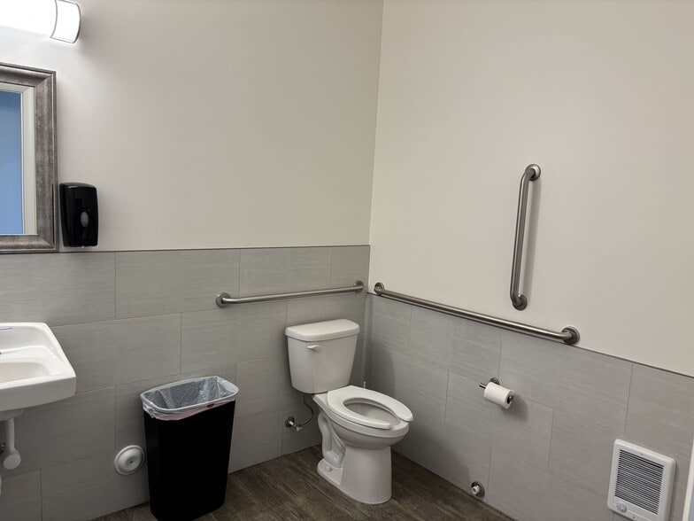 More Photos Of 181 W 2675 N, Layton Showroom For Lease