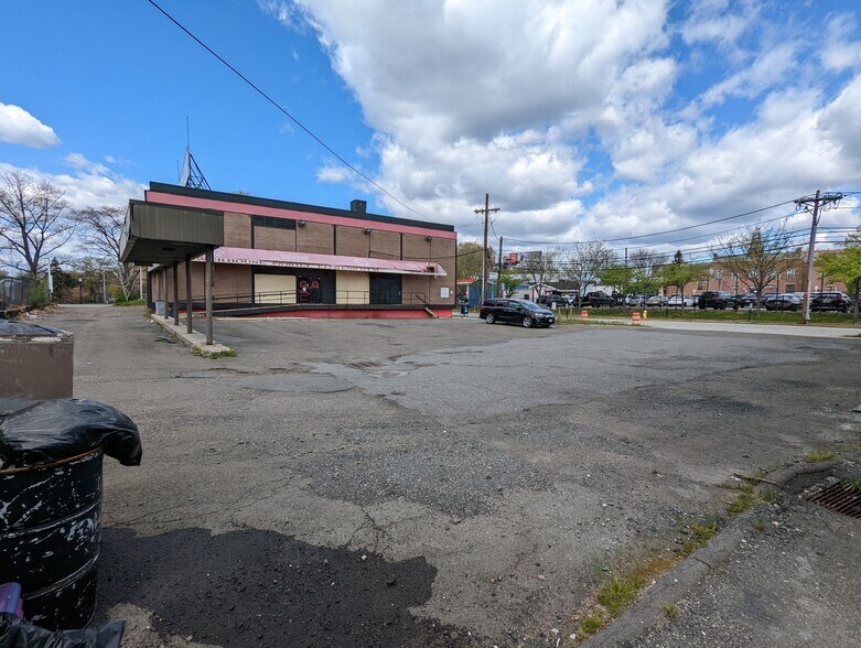 More Photos Of 465 Bloomfield Ave, Bloomfield Office For Lease