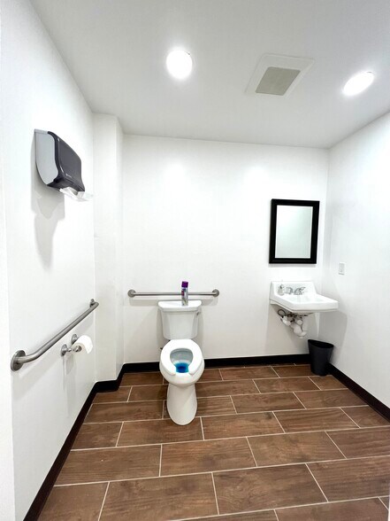 More Photos Of 1295 River St, Hyde Park Flex For Sale