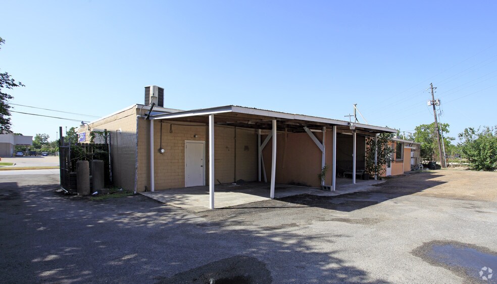 More Photos Of 401-415 Edgebrook Dr, Houston Unknown For Lease