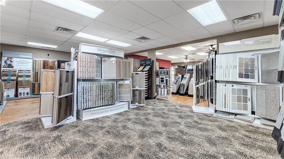 More Photos Of 201-229 Lee Town Rd, Pea Ridge Storefront For Sale