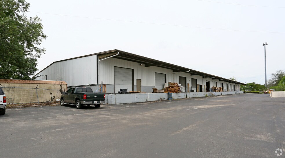 More Photos Of 572-2 Appleyard Dr, Tallahassee Warehouse For Lease
