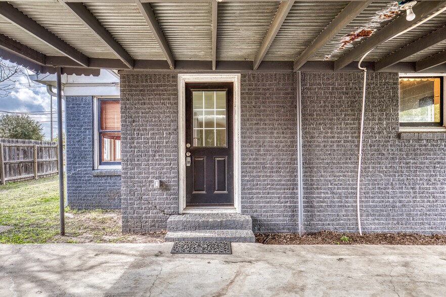 More Photos Of 404 W Main St, Bellville Office Residential For Sale