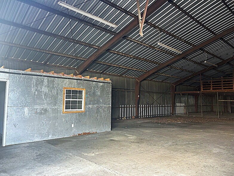 More Photos Of 15023 Main St, Houston Warehouse For Lease
