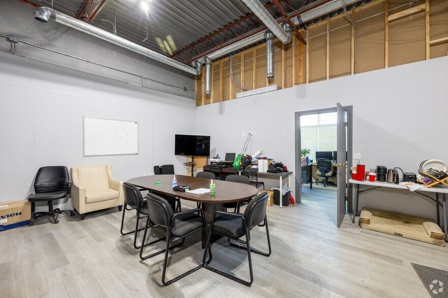 More Photos Of 1247 36th Ave NE, Calgary Warehouse For Lease