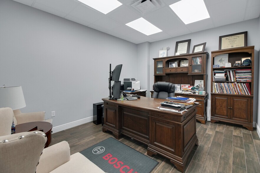 More Photos Of 1818 Greenleaf Ln, Leesburg Warehouse For Sale