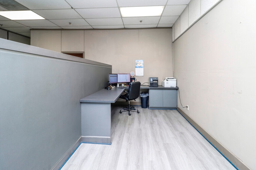 More Photos Of 827 Douglas Ave, Portsmouth Warehouse For Lease