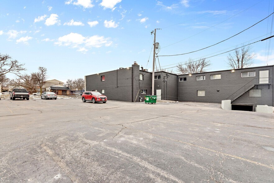More Photos Of 6150 W Fond Du Lac Ave, Milwaukee Office For Lease