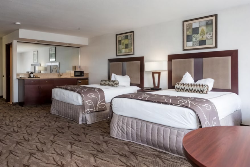 More Photos Of 780 Lindsay Blvd, Idaho Falls Hotel For Sale
