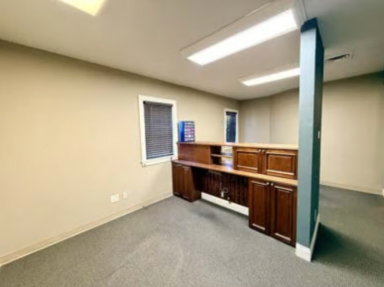More Photos Of 206 W Elm St, Ozark Office For Sale