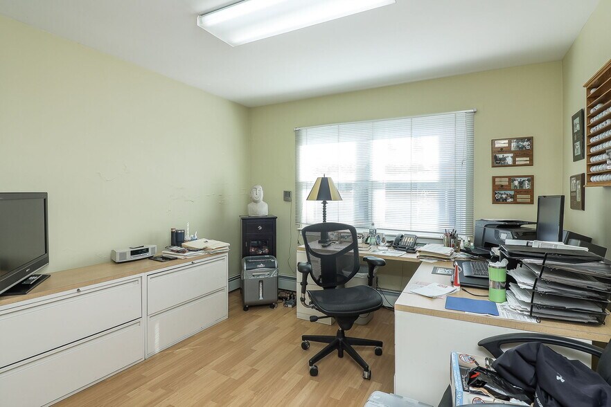 More Photos Of 152 Burlington Ave, Clarendon Hills Storefront Retail Office For Sale