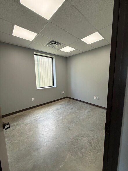 More Photos Of 16217 North Fwy, Houston Unknown For Lease