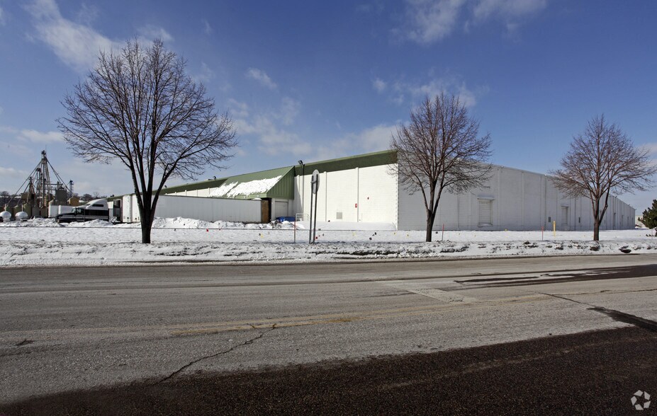 More Photos Of 411 Farwell Ave, South Saint Paul Distribution For Lease