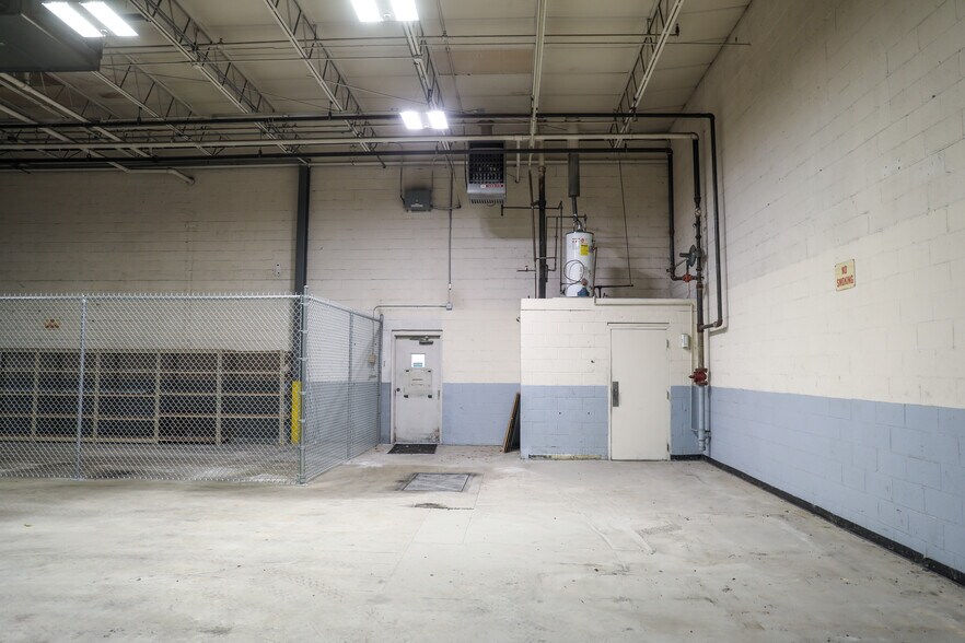 More Photos Of 1585 Roadhaven Dr, Stone Mountain Warehouse For Lease