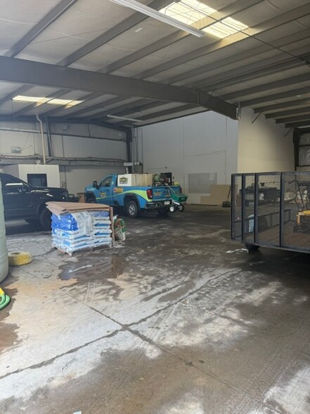 More Photos Of 1030 Nine N Dr, Alpharetta Distribution For Lease