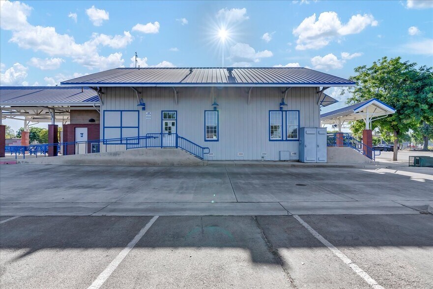 More Photos Of 504 W 7th St, Hanford Freestanding For Sale