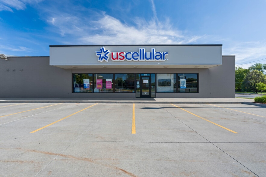 Primary Photo Of 705-711 24th St, Ames General Retail For Lease