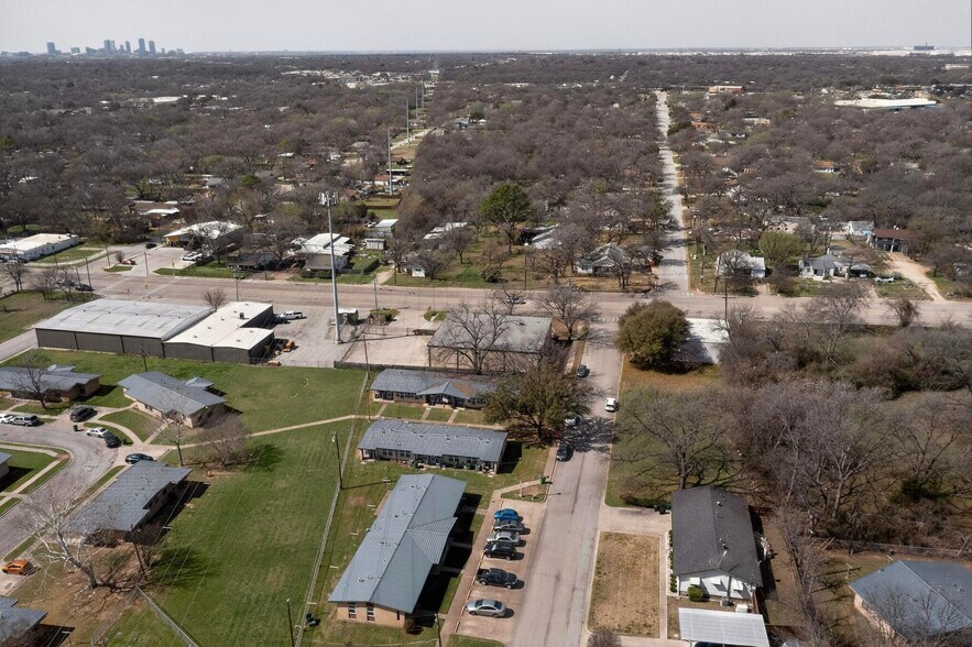 More Photos Of 2620 Carson St, Haltom City Light Distribution For Lease