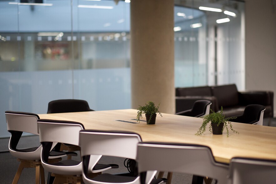 More Photos Of 101 Queen Caroline St, London Movie Radio TVStudio For Lease