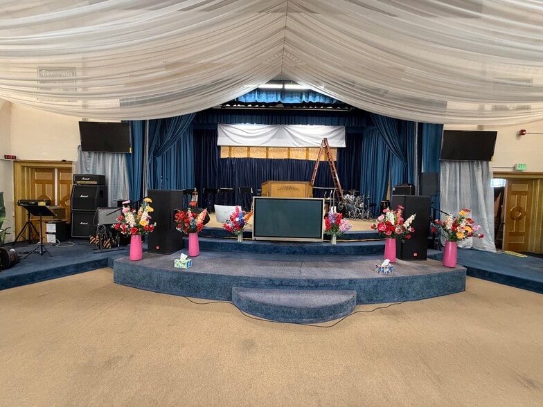 More Photos Of 120 E 25th St, Los Angeles Religious Facility For Lease