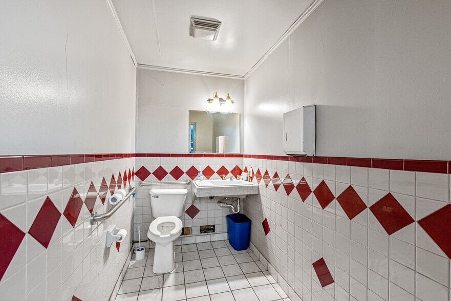 More Photos Of 3434 N Holton St, Milwaukee Auto Repair For Sale