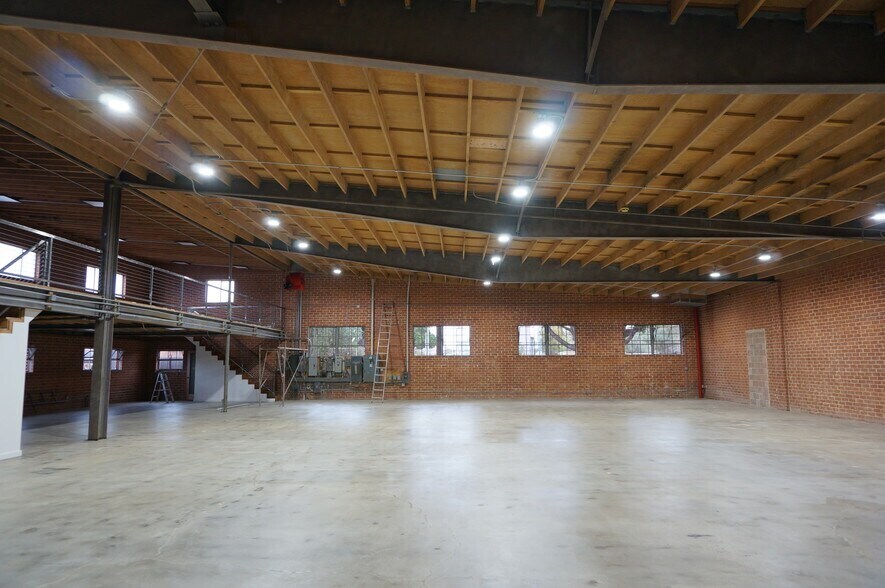 More Photos Of 1604 Venice Blvd, Los Angeles Showroom For Lease
