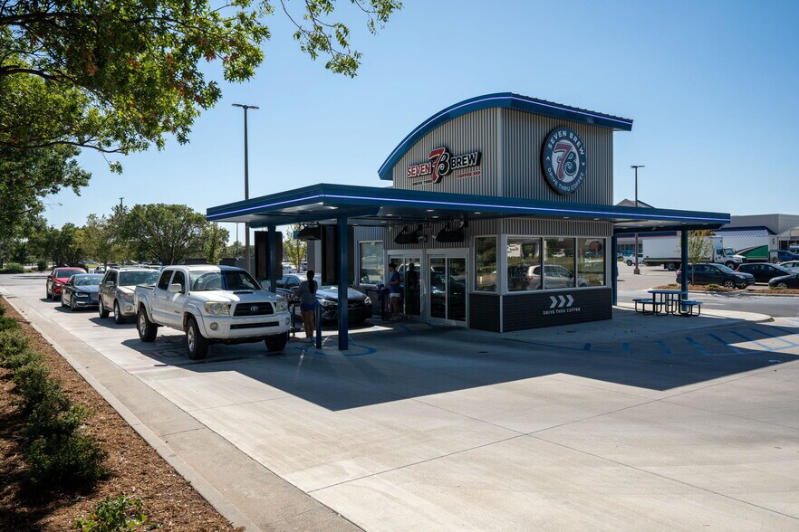 Primary Photo Of 325 S Ridge Rd, Wichita Fast Food For Sale