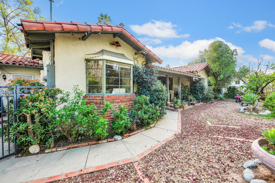 More Photos Of 17520 Kingsbury St, Granada Hills Apartments For Sale