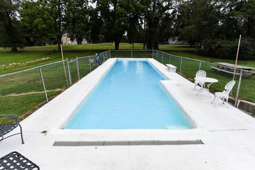 More Photos Of 827 Philadelphia Ave, Chambersburg Specialty For Sale