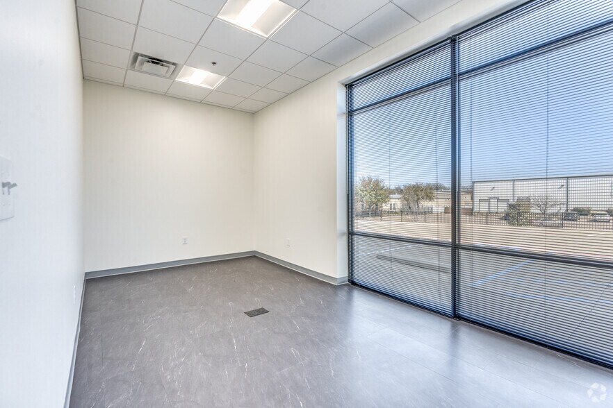 More Photos Of 3411 Mingo Rd, Denton Unknown For Lease