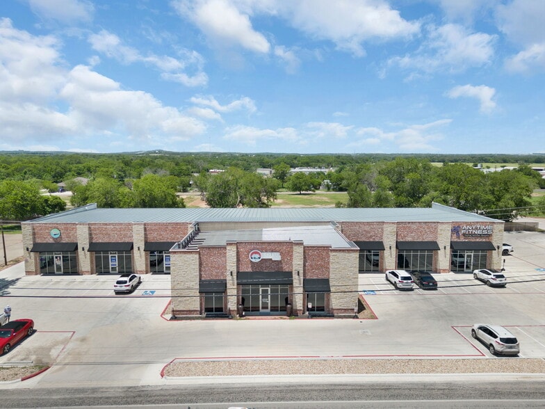 Primary Photo Of 1009 E 4th St, Lampasas Storefront For Lease