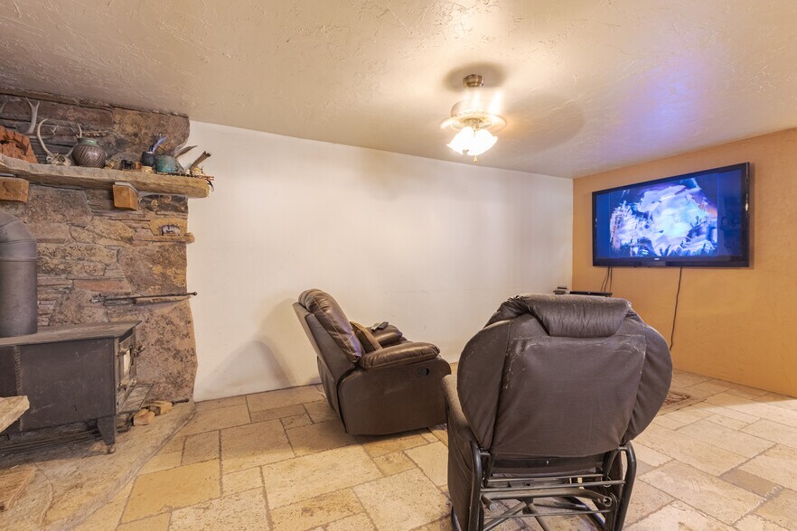 More Photos Of 481 W 100 N, Hurricane Specialty For Sale