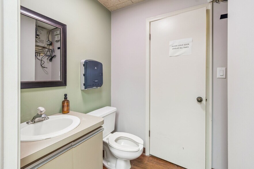 More Photos Of 8525-8549 Gunn Hwy, Odessa Unknown For Lease