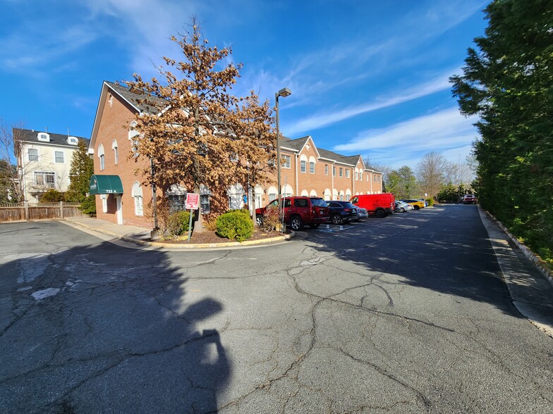 More Photos Of 722 Grant St, Herndon Medical For Sale